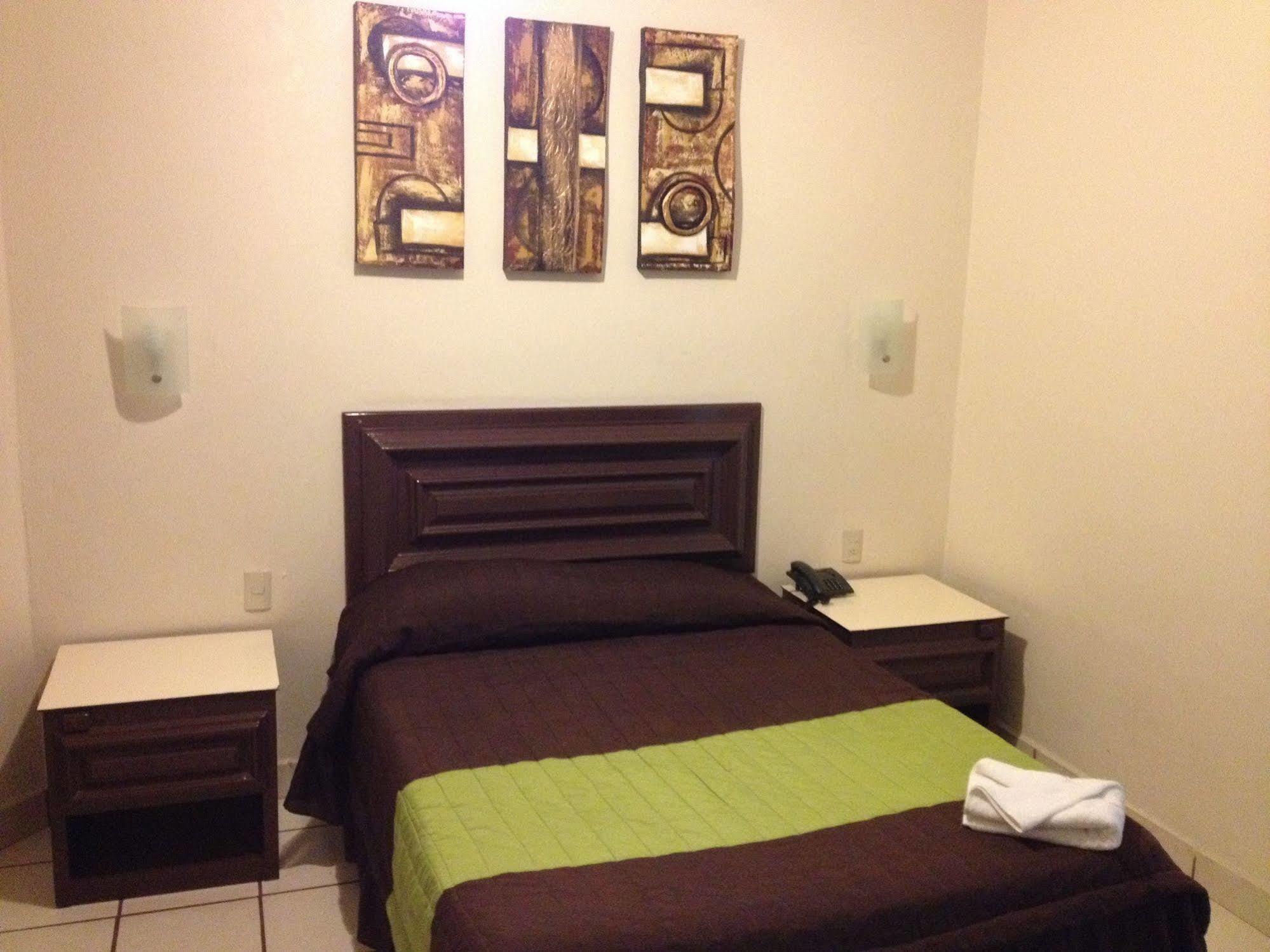 Hotel El Roble Tuxtla Gutiérrez Esterno foto